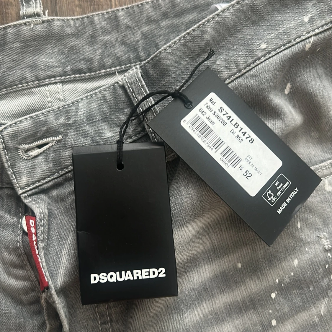 Grå Dsquared2 jeans med färgstänk