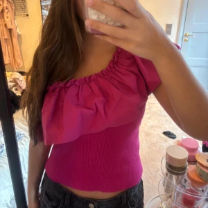 rosa oneshoulder topp med volang - jätte fin topp från mango!🩷aldrig använd, lappen kvar