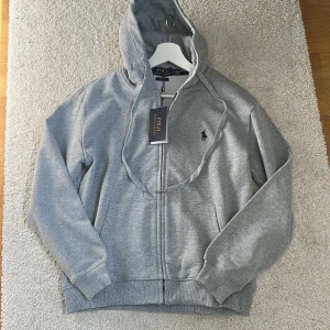 Polo Ralph Lauren Hoodie - Tjena, morsan råkade köpa 2 till mig, de är köpa på zalando, Skick:10/10, lägg bud eller köp direkt, MVH// Hypetrends 