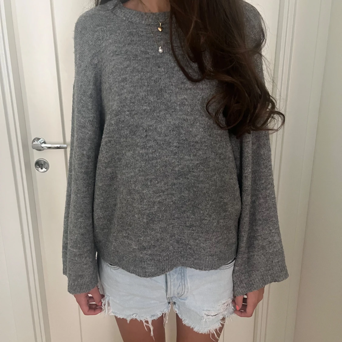 Grå stickad tröja  - 1