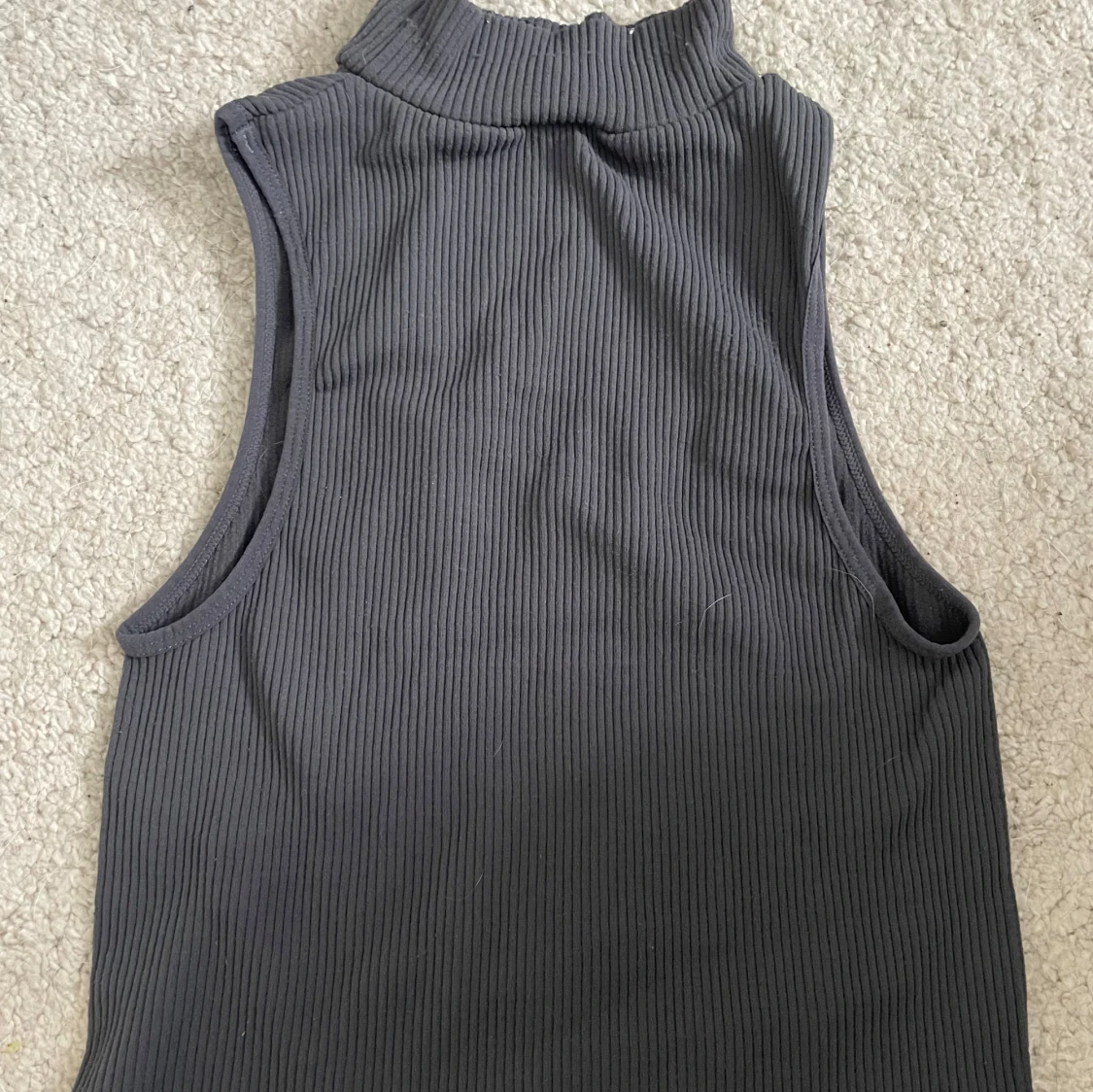 Grå ribbad polotopp ärmlös från Zara