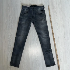 Replay Anbass Jeans - Tja säljer nu ett par Replay Anbass Jeans i storlek W30 för endast 399kr! Pris är ej hugget i sten hör av er i dm vid funderingar 🙌