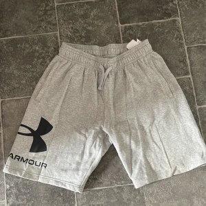 Grå träningsshorts från Under Armour - Använd ett fåtal gånger, väldigt väldigt bra skick 