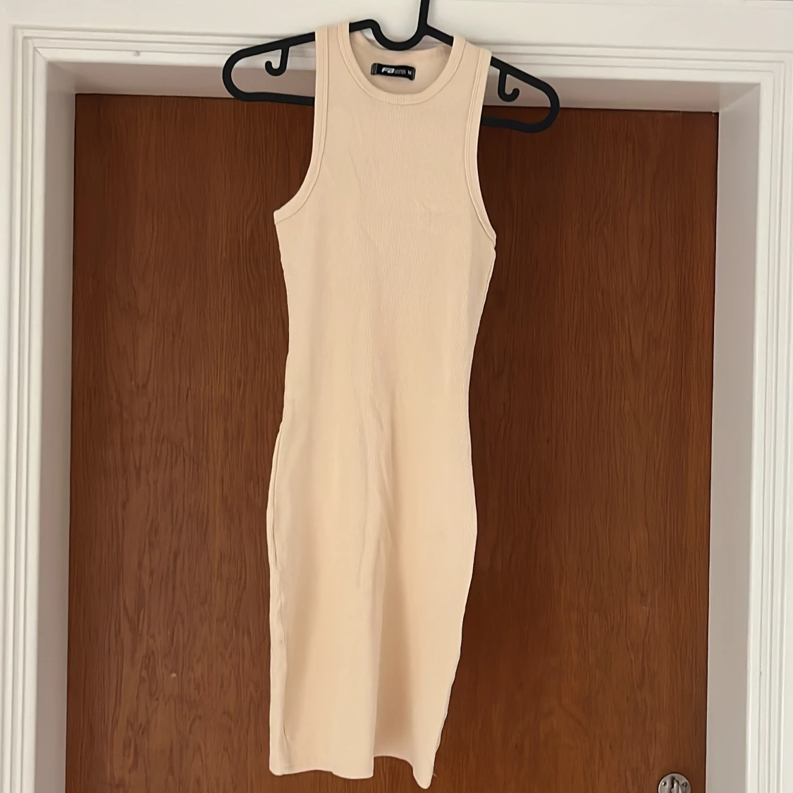 Beige/gul ribbad ärmlös klänning