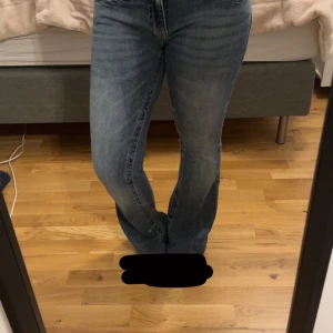 True Religion bootcut jeans blå, stl 28 - Säljer ett par snygga blå bootcut jeans från True Religion i storlek 28. Har använts bara några gångrr!