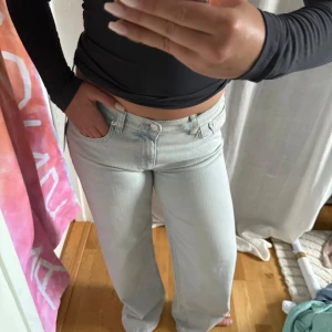 Lågmidjade jeans  - Ljusblå lågmidjade jeans, helt nya bara testade💗