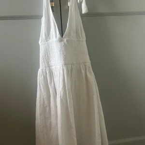 Vit klänning med knyt - Jätte fin klänning, knappt använd