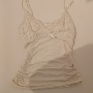 Vit spetslinnetopp - DÖR för detta linne men för litet för mig, nästan aldrig använt tror jag, köpt här på Vinted. XS med lite stretch 🩷 finns ett likadant fast blått på min profil!!  Hör gärna av dig om du har frågor/prisförslag!! 💖