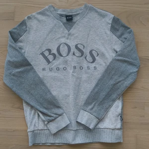 Hugo Boss Sweatshirt - Säljer en riktigt snygg Hugo Boss sweatshirt i storlek S/XS ✅ Den är i bra skick utan hål osv ♣️ Skicka DM för fler frågor 🔥 / Mvh