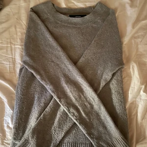 Grå stickad tröja från Vero Moda  - Säljer en grå, långärmad, stickad tröja ifrån Vero Moda. Ganska använd men i hyfsat bra skick! Tröjan är i strl S. Hör gärna av er vid frågor eller funderingar, är öppen för prisförslag!💞💞 (tröjan är i samma färg som på bild två, ljuset blev lite konstigt på bild ett.) 