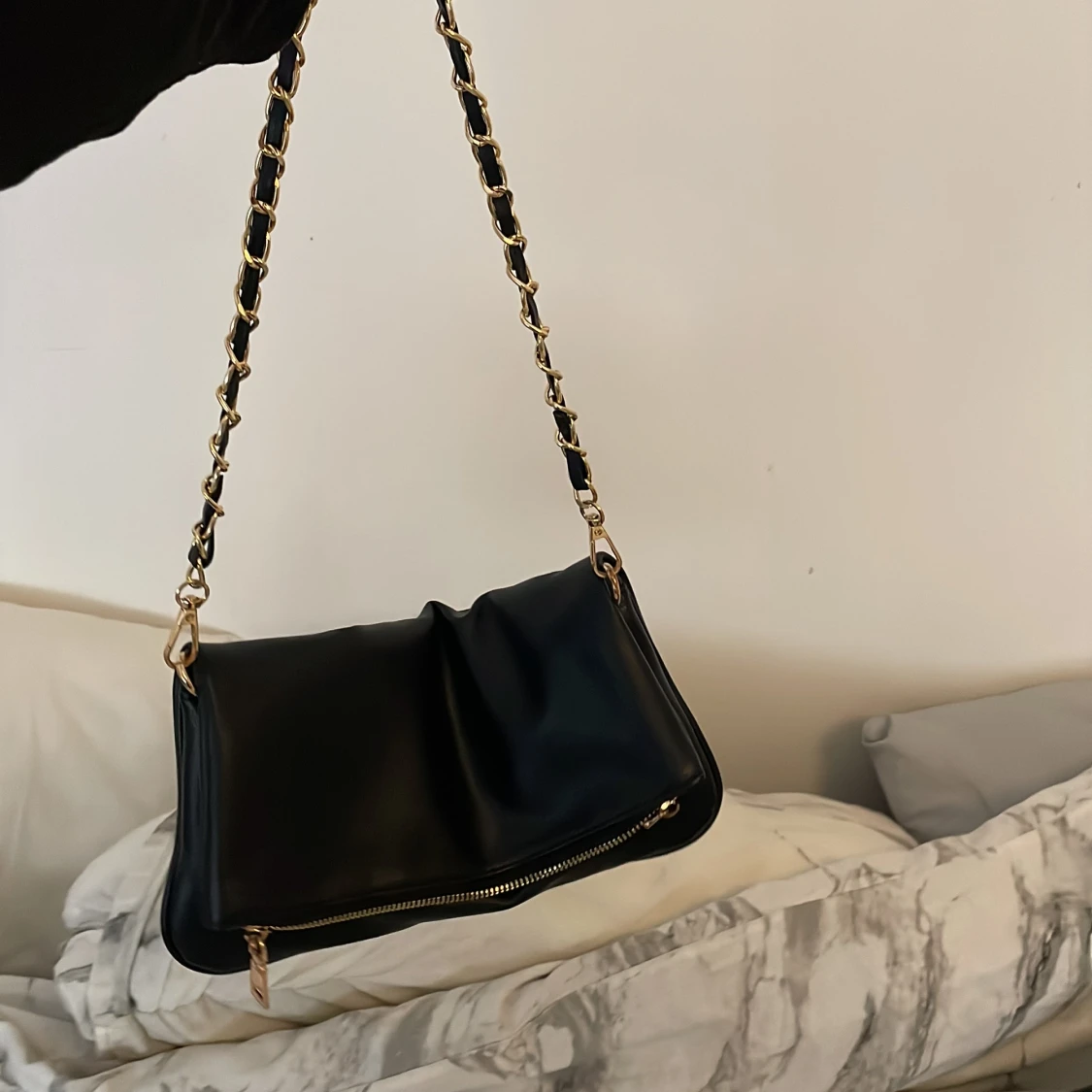 Svart axelväska med guldkedja - 3