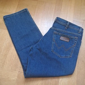 Wrangler jeans   - Wrangler jeans i mörkblå denim. Modellen har raka ben, normal passform. Str W36 L30. Mer mörkblå i verkligheten. Använd fåtal gånger. Originalspris 799kr. Pris är diskuterbart 😊🩷