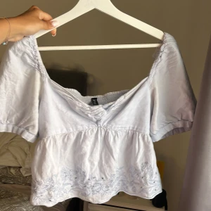 Blå topp - Ljusblå topp med broderligare från zara!!