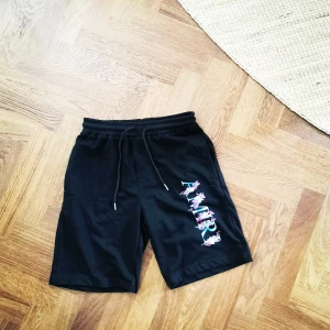 Amiri shorts - Säljer då dom är för stora för mig