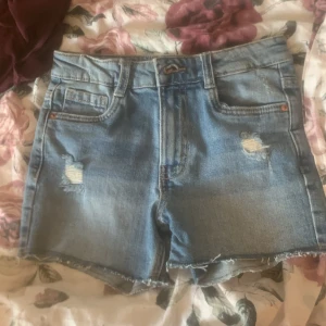 Blå jeansshorts från LAB Industries -  Säljer Ett par Blå jeans shorts i storlek 140 för att dem Är för små för mig!❣️