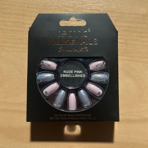 Technic lösnaglar Nude Pink Embellished - FÅ DESSA GRATIS VID KÖP AV ANNAN VARA HOS MIG! Oöppnat paket🩷Säljer ett set med 24 lösnaglar från Technic i färgen nude pink. Naglarna har en squoval form och är dekorerade med silvriga glitterdetaljer och små pärlor. Lim medföljer i förpackningen. Perfekt för dig som vill ha snygga och trendiga naglar.😁🙌 köpta för ett tag sen så vet ej om limmet är lika bra längre, som sagt har inte öppnat så svårt att veta🩷