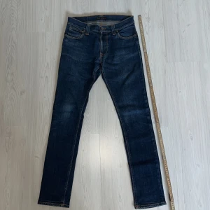 Nudie Jeans - Tja säljer nu ett par Nudie Jeans för endast 399kr! Storlek W32 men sitter mer som W30, mått finns på tredje bilden. Pris är ej hugget i sten hör av er i dm vid funderingar 🙌