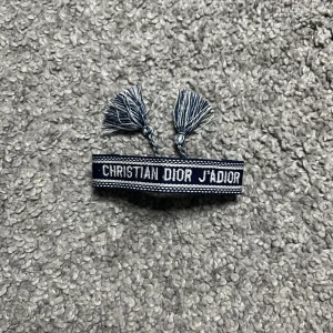 Christian Dior J’Adior Armband  - Christian Dior J’Adior Armband helt oanvända, jag har 4 färger, 300kr styck, om man köper flera löser vi bättre pris. Skriv gärna vid funderingar