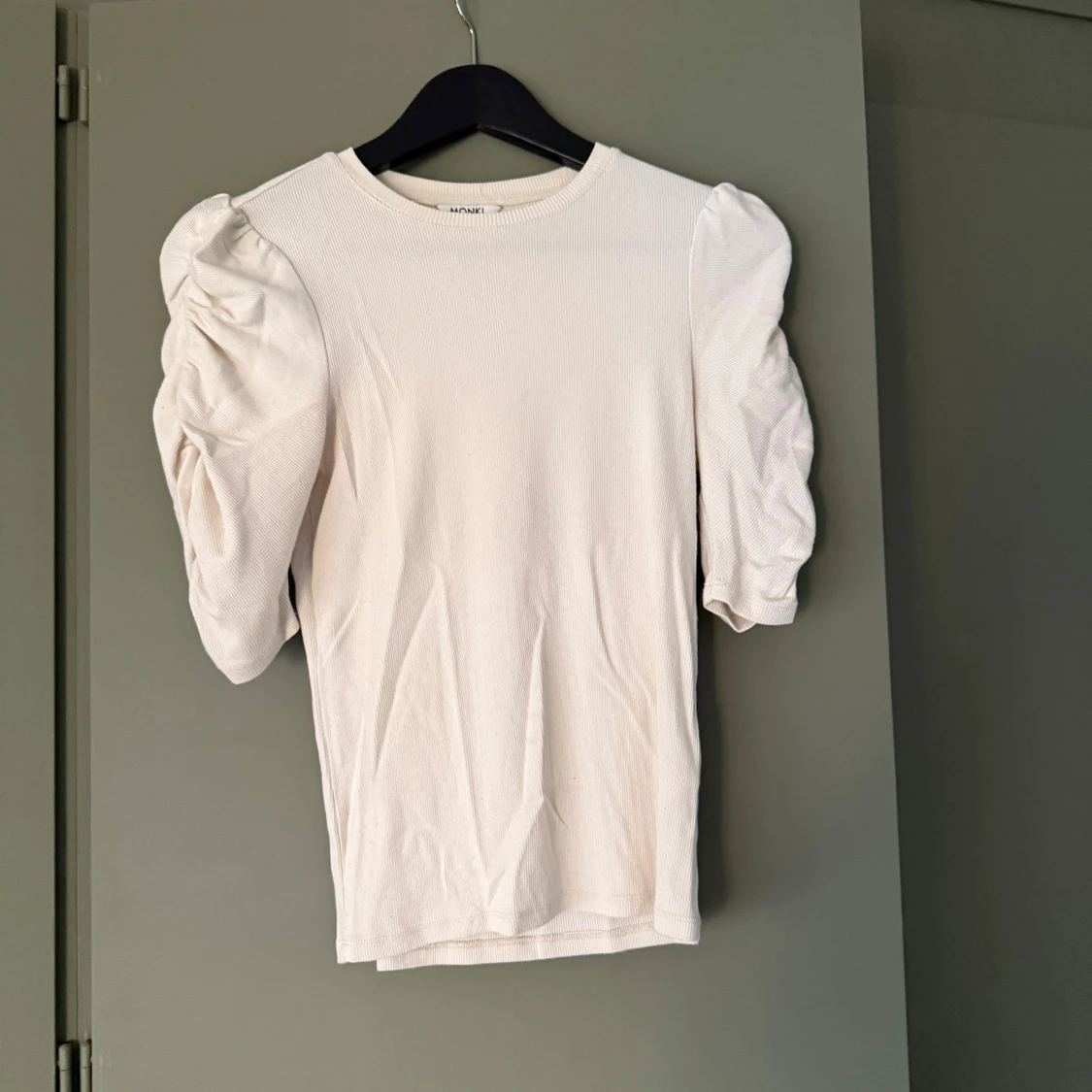 Vit topp med puffärm Monki