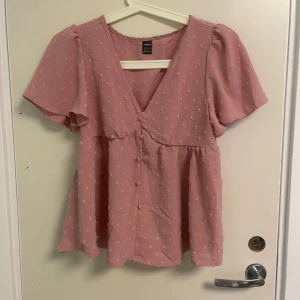 Rosa blus  - Aldrig andvänd lite för stor 