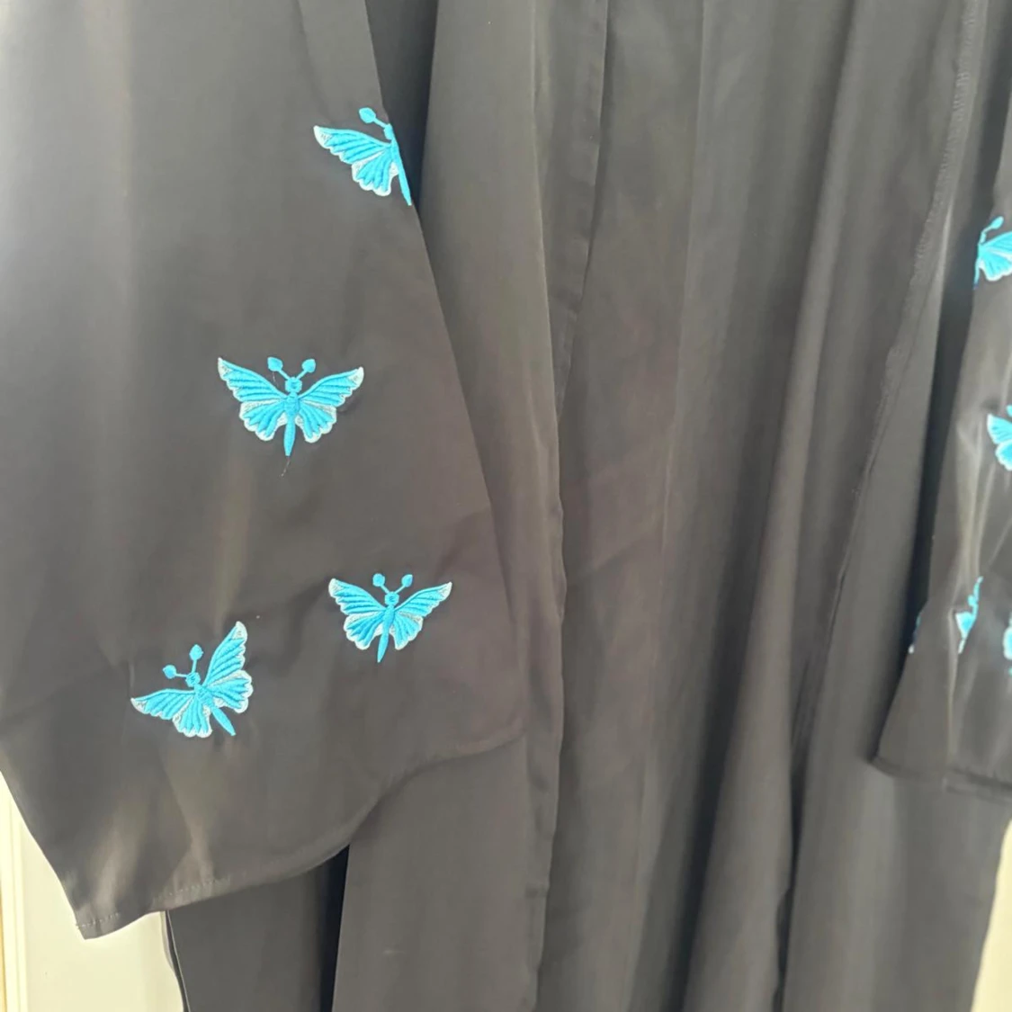 Svart långklänning med broderade fjärilar, Storlek Onesize 36/46 passar! - 1