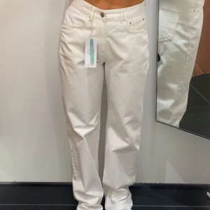 Ginatricot Jeans - Ett par vita jeans från Gina tricot i storlek 36! Nypris 599kr, har två fläckar som syns på sista bilden, har inte försökt tvätta bort! 🤍