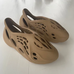 Foam Runners - Säljer mina foamrunners, använda ett fåtal gånger och är som nya. Bara att kontakta mig ifall du skulle vilja ha fler bilder eller mer info.