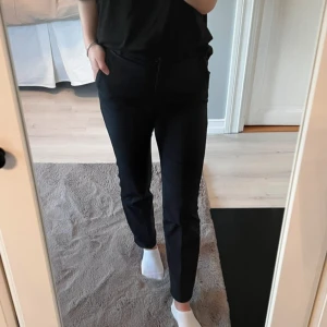 Kostymbyxor - Marinblåa kostymbyxor från H&M, använda typ en gång! Fakefickor bak. 92cm från midja till fot.