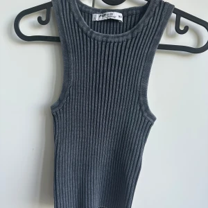 Tanktop - Ribbad croppad tanktop