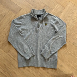 Grå halvzip tröja från Lyle & Scott - Säljer en snygg Half zip tröja från lylenscoot, använder inte den längre och har växt ur den, kan användas till allt skriv vid minsta tanke!