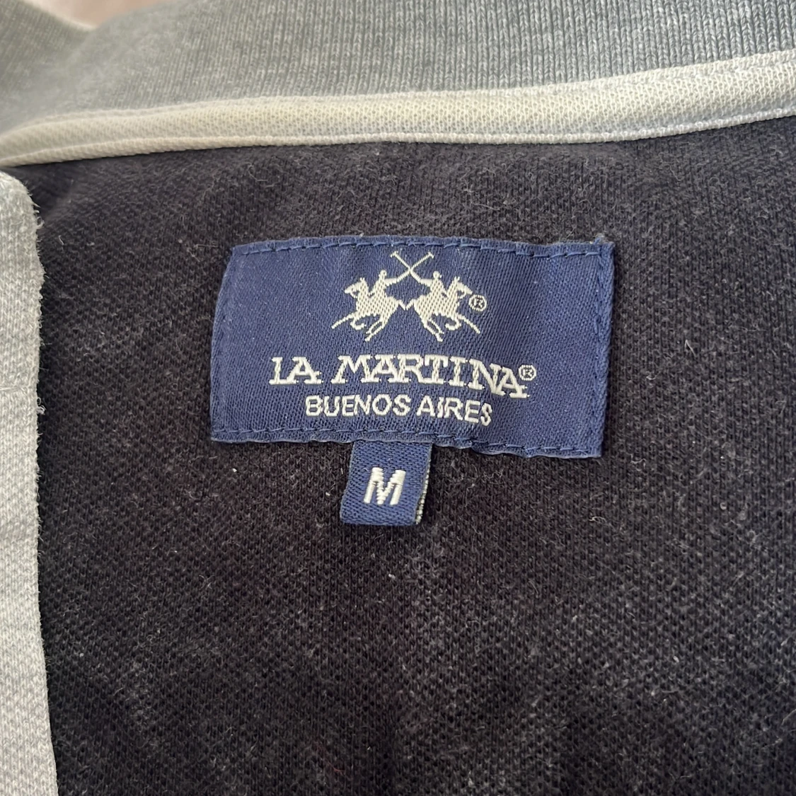 Svart pikétröja med New York-tryck och broderier - 4