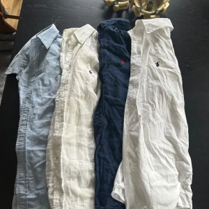 Klassiska skjortor från Ralph Lauren - Säljer skjortorna för 299kr/st eller alla 4st för 999kr. Fyra skjortor från Ralph Lauren i olika färger: ljusblå, vit, marinblå och offwhite. Två stycken av skjortorna är i linnen och två av de är i bomull. Alla skjortor i sjukt bra skick, har bara inte strykit dem. Alla skjortorna är i storlek 16 som motsvarar storlek XS
