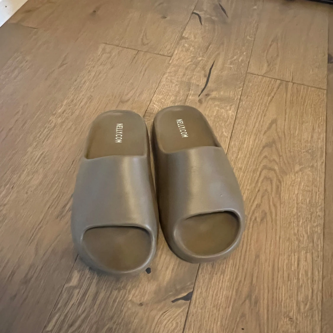 Beige slip-in sandaler från Nelly.com