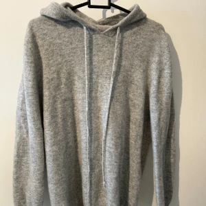 Stickad hoodie - Riktigt bekväm hoodie som är gjord av 50% Kashmir och 50% ull.