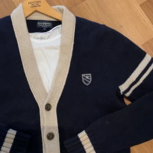 Assnygg marinblå kofta  - Tröjan är i storlek L men sitter bra på mig som vanligtvis har medium! 