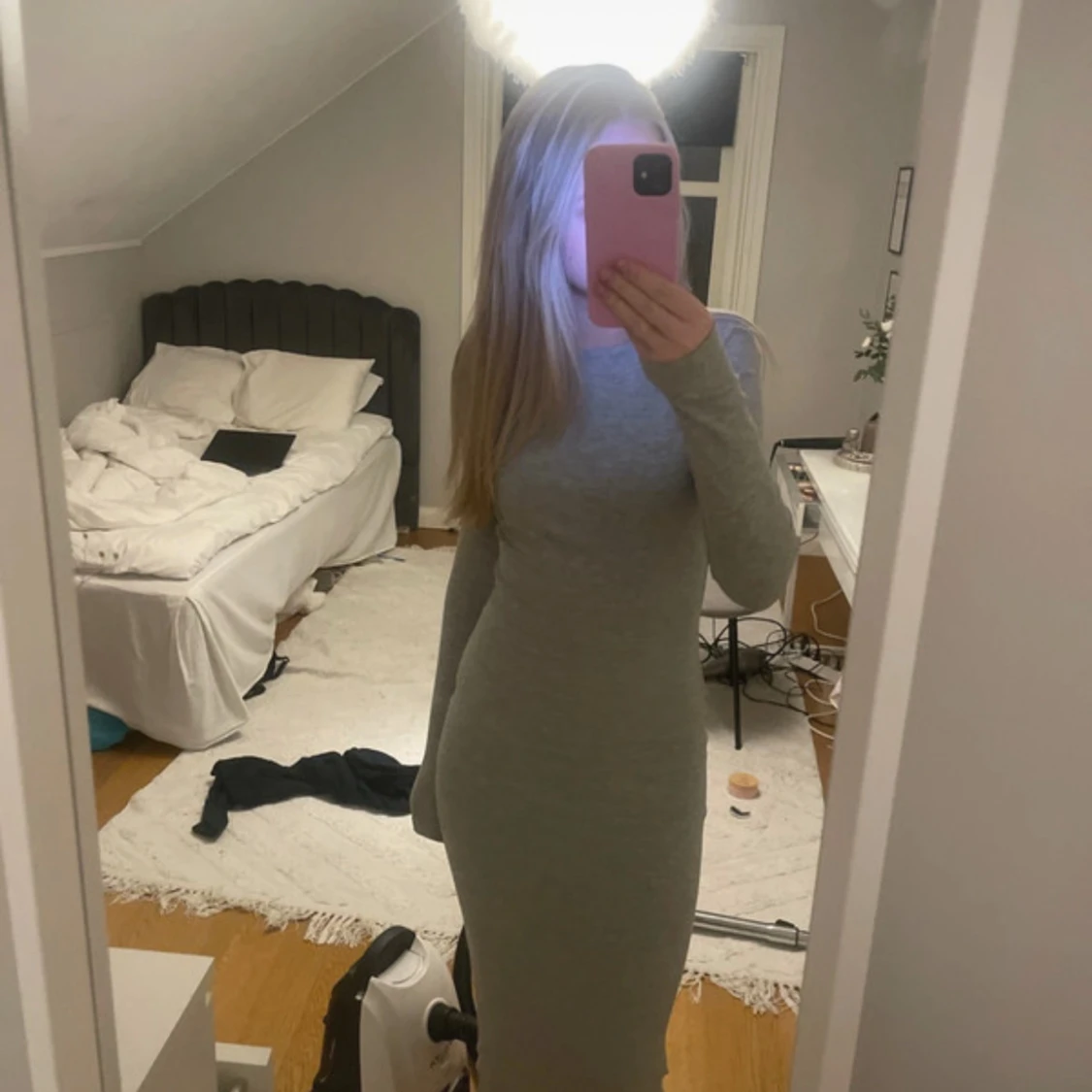 Ljusgrå tight långärmad klänning