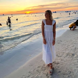 Vit lång klänning med öppen rygg - Såå fin klänning som jag köpte när jag var utomlands. Endast haft den under 1 månads tid så i princip oanvänd. Älskar denna men har tyvärr ingen användning av den längre.