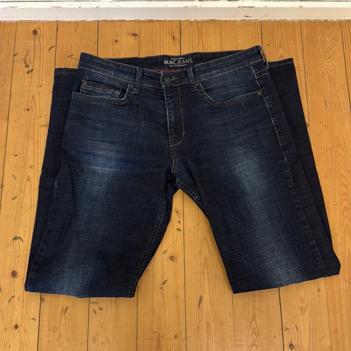 Mörkblå jeans från MAC JEANS