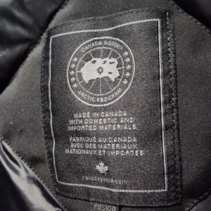 Svart dunjacka från Canada Goose - Svart dunjacka från Canada Goose. Det är en black label edition med kayote fur i storlek L. Knappt använd.