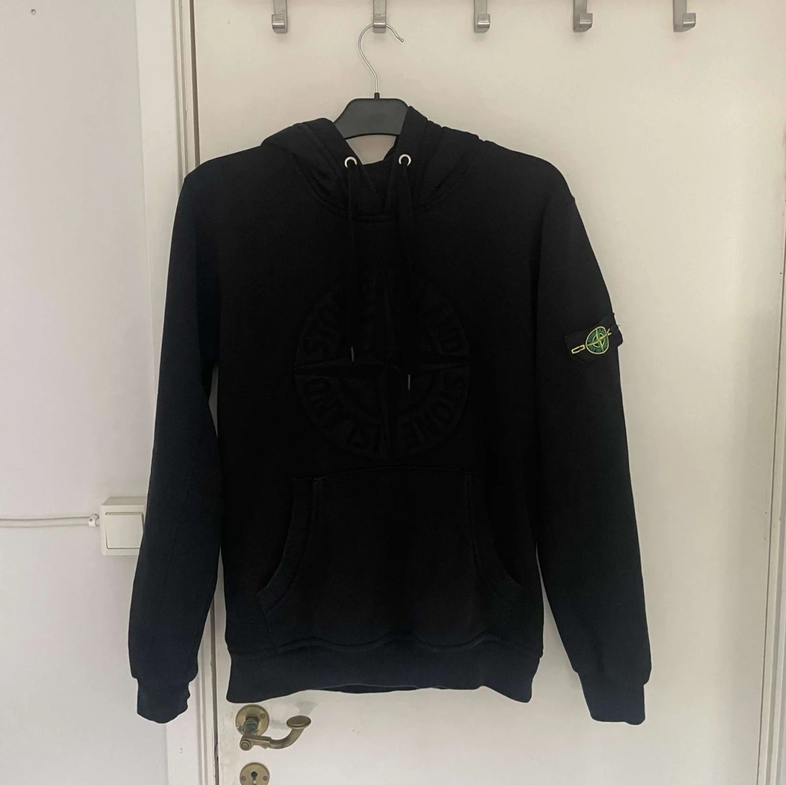 Svart hoodie från Stone Island