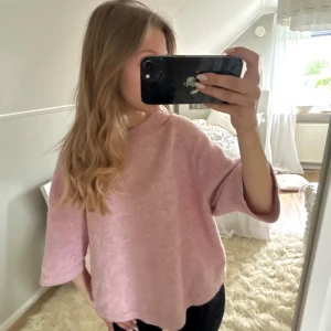 Ljusrosa stickad tröja X Stockholm Atelier & other stories - Ljusrosa stickad tröja X Stockholm Atelier & other stories. Köpt för två år sedan. Är i bra skick! Storlek S. Priset kan diskuteras. Köparen står för frakten! 