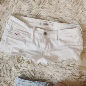 HOLLISTER Vita lågmidjade jeanshorts - Säljer även flera lågmidjade jeanshorts!!  Sååååå snygga och lågmidjade! Midja rakt över ca 39,5 cm💞 Alla bilder är mina, se sista bild för två pyttesmå defekter lappen är lite trasig och liten repa men märks knappt alls💞