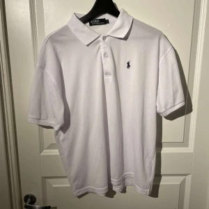 Ralph Lauren Piké - Skön Ralph Lauren piké i storlek L men passar M, perfekt till sommaren då den är i lättare material nypris: runt 1000 mitt pris 300, pris går att diskutera
