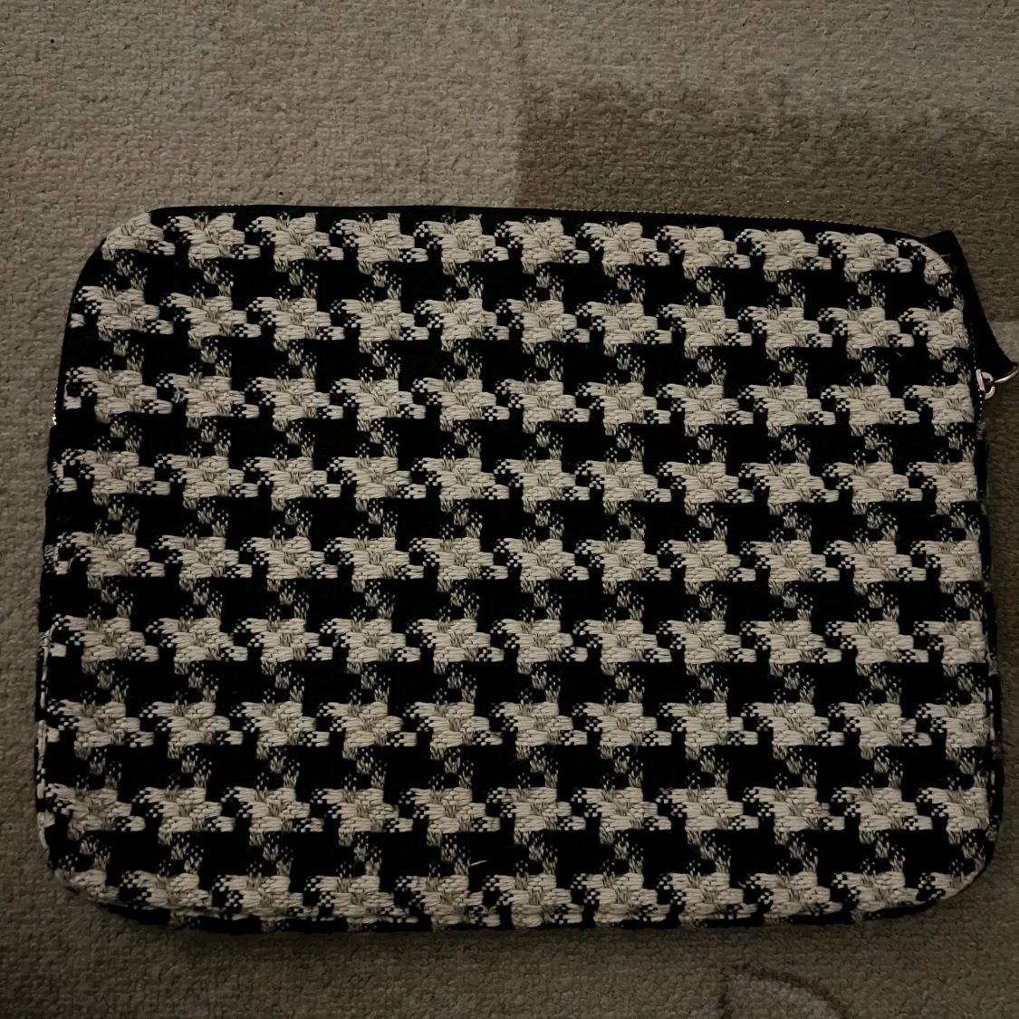 Svartvit rutig datorväska