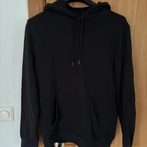 Svart hoodie från H&M - Svart hoodie från H&M i slim fit-modell. Storlek: EUR S. Hör av dig vid eventuell fråga!