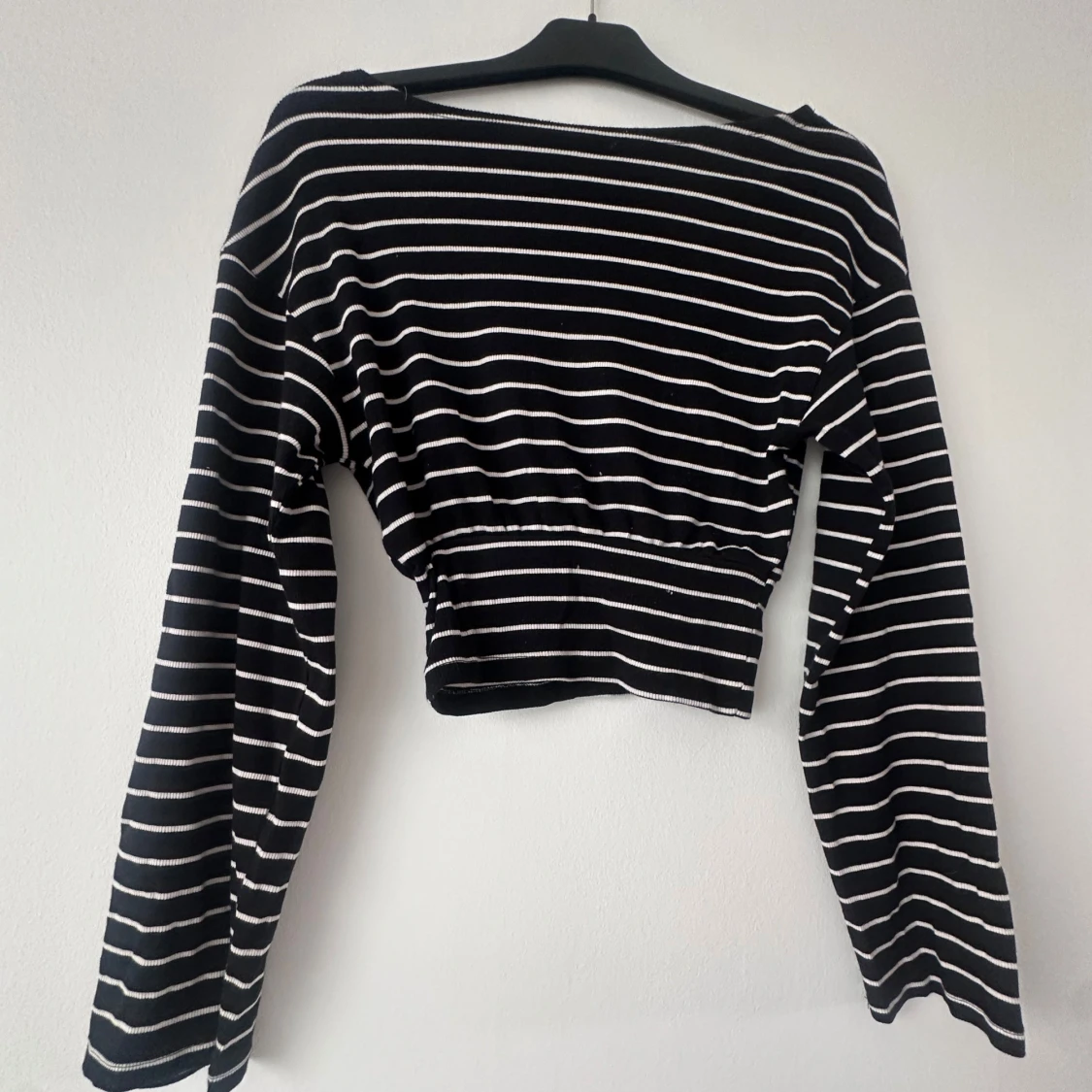 Svartvit randig croppad tröja