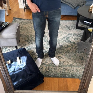 Nudie Jeans - Super snygga och helt nya nudie jeans som sitter slim fit med en riktigt snygg blå och tvätt. Storlek 30/32, hör av dig vid frågar 😁