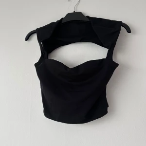 Topp med urringning och öppen rygg - Topp