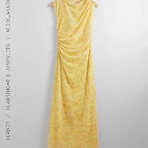Gul mönstrad långklänning - Söker denna gula klänning i S från other stories! Skriv gärna 🥰🥰kan betala bra!