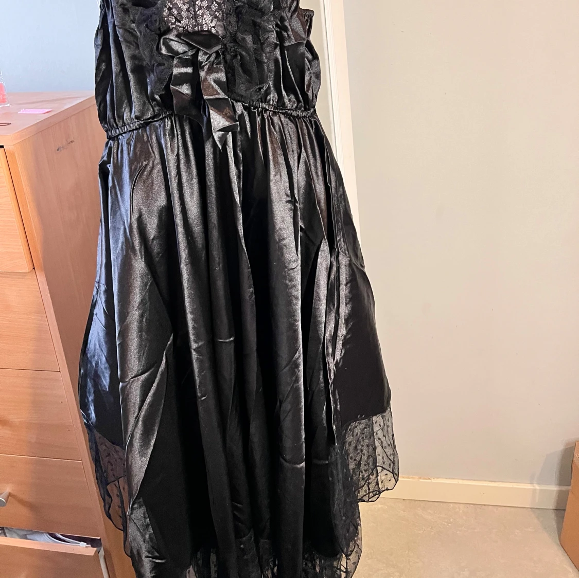 Svart sov klänning med spets och volang - 1